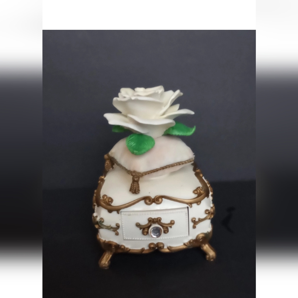 Vintage Avon Jewelry Box/Music Box See Description